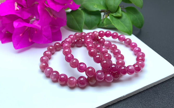 Vòng tay đá ruby hợp với nữ mệnh Thổ